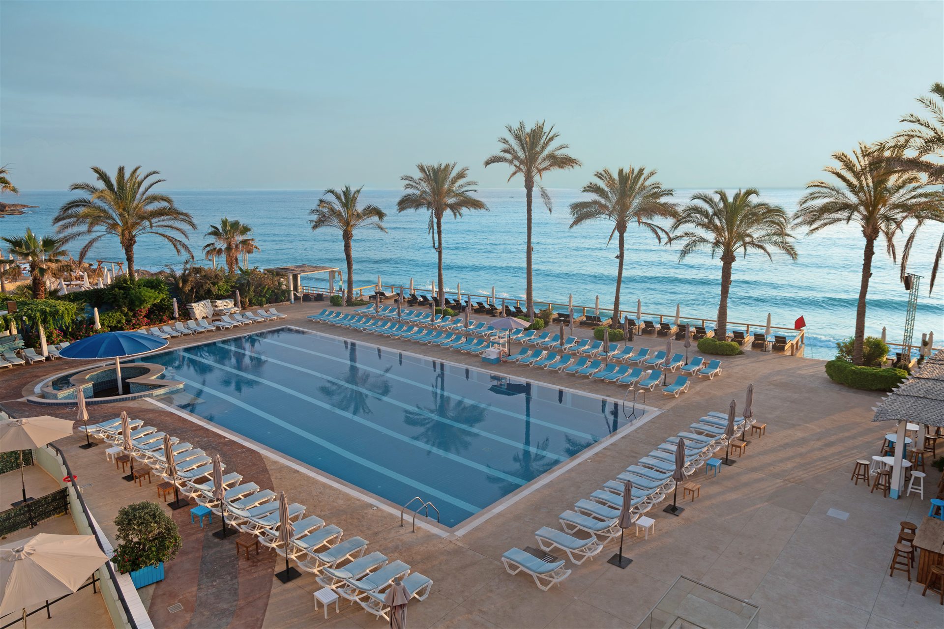 Sea-view pool