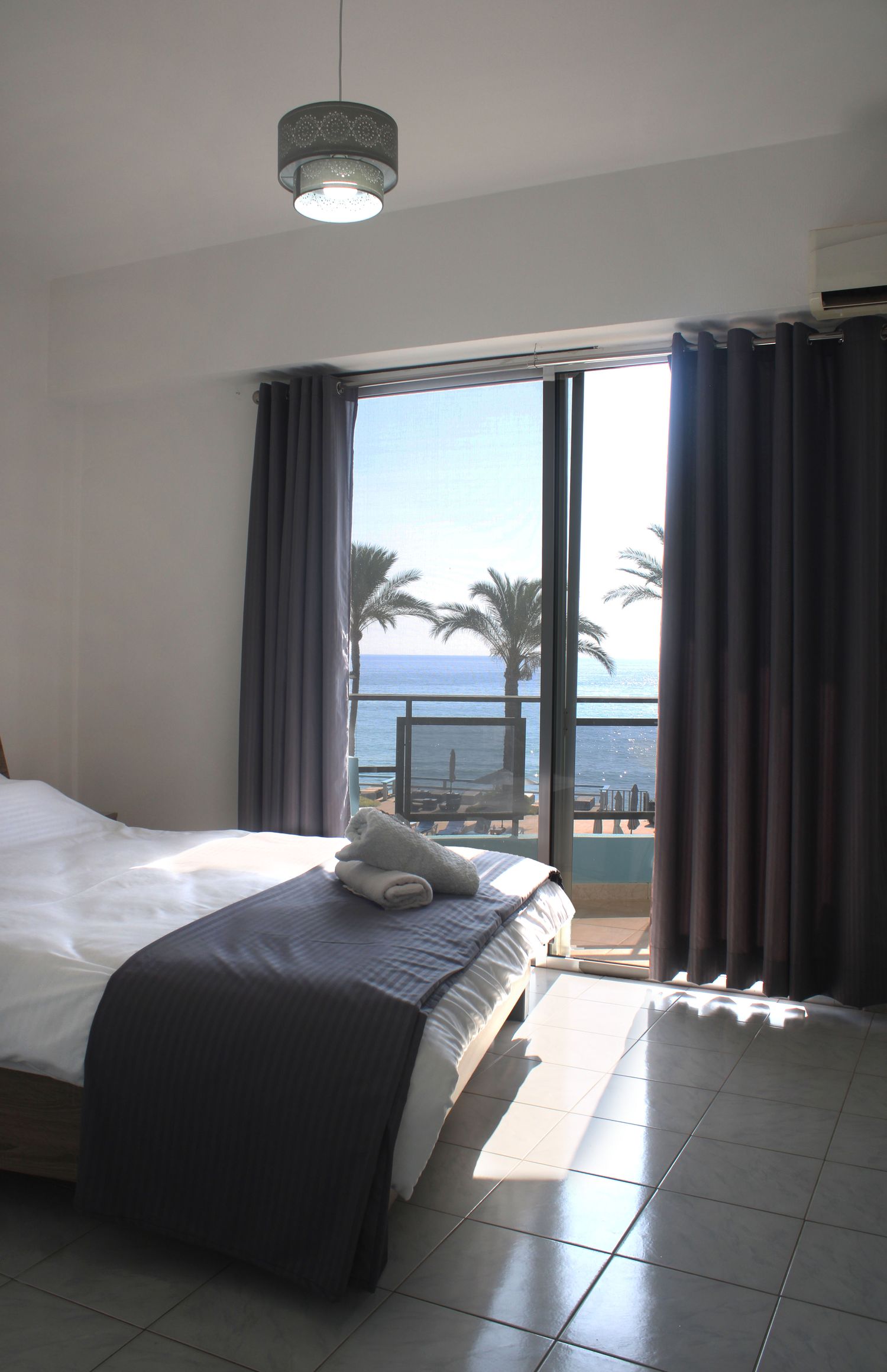 Sea-view chalet bedroom at Abou Philippe